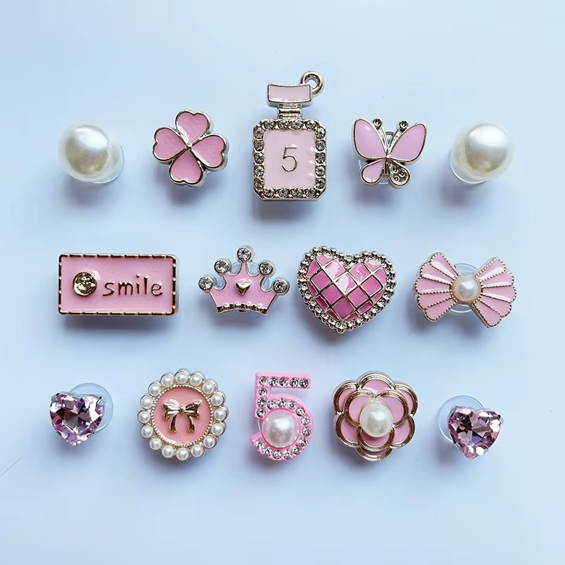 Charms in pvc rosati con disegni di trifoglio perle corona cuore e fiori
