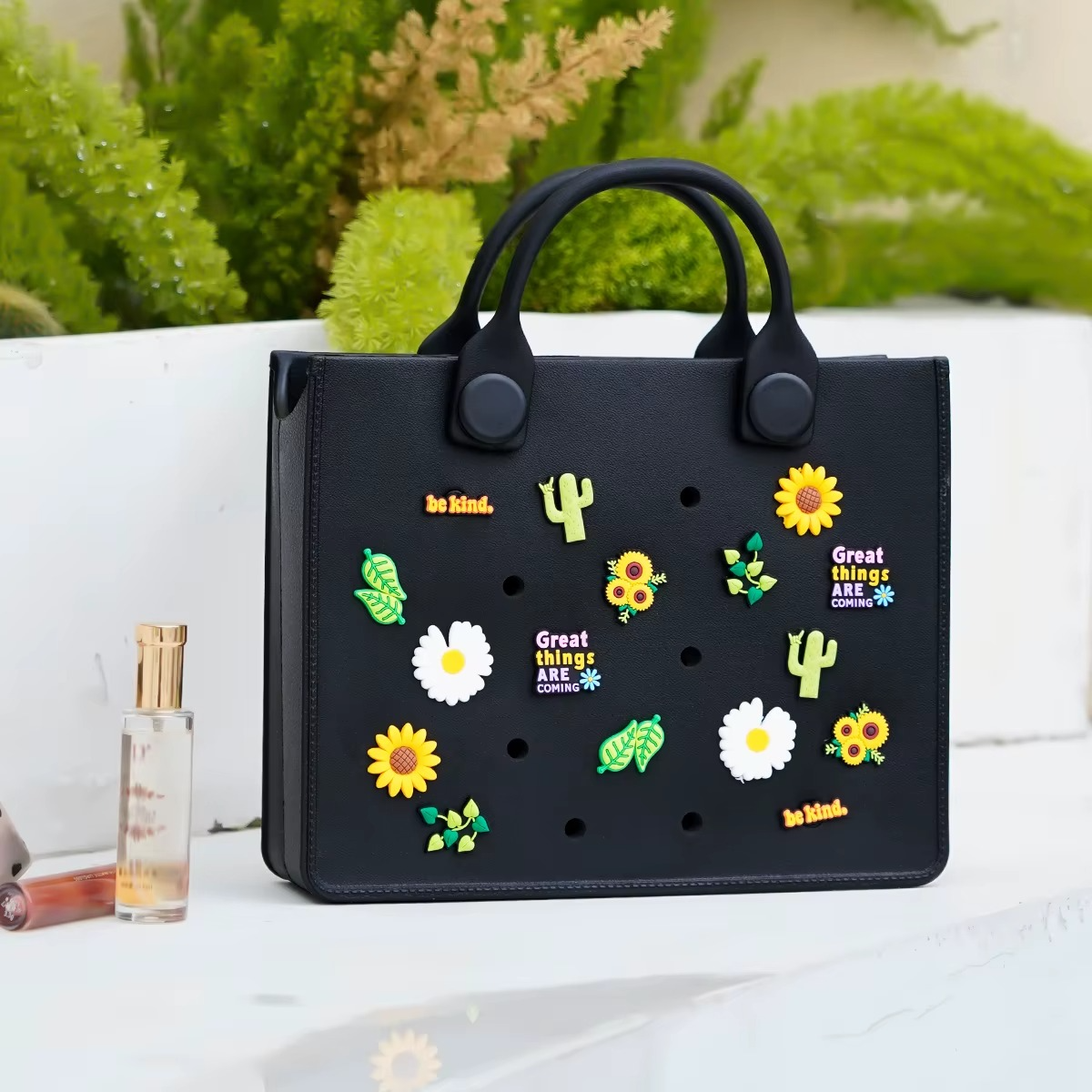 Borsa nera in gomma eva con charms in pvc di girasoli cactus e foglie