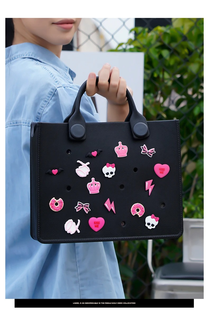 Borsa in gomma eva nera con charms rosa di cuori donuts saette e teschio rosa con farfallin