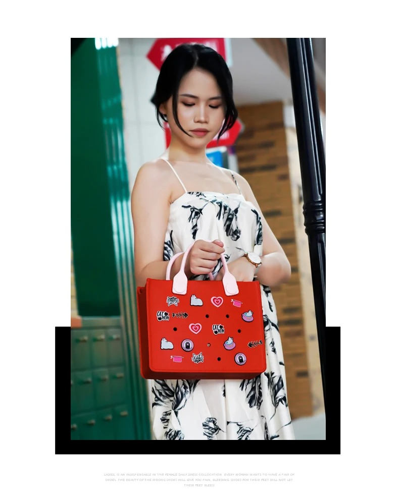 ragazza orientale con vestito bianco e borsa rossa in gomma eva con manici rosa e charms colorati a forma di cuore