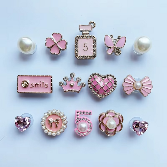 Charms in pvc rosati con disegni di trifoglio perle corona cuore e fiori