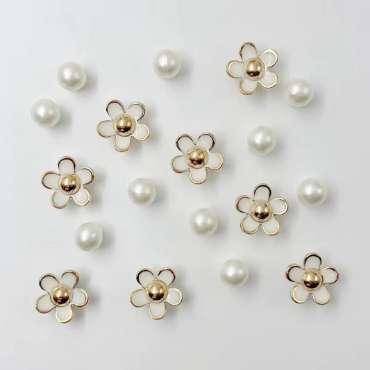 Charms in pvc bianchi di perle e fiori con petali dal contorno dorato